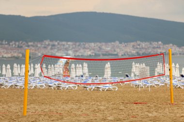 Yazın deniz kıyısında kumlu bir plajda voleybol ağı.