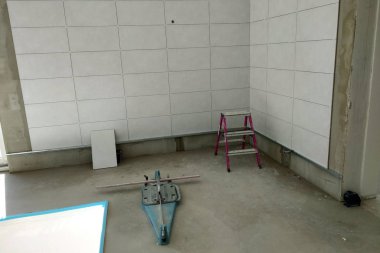 Harç tutkal üzerine duvar seramik karo montajı.