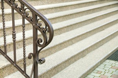 Bir ev cephesinin detayı. Metal korkuluklar ile yeni granit merdivenler