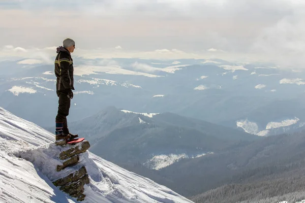 Silhouette von allein stehenden Touristen auf verschneiten Berggipfeln genießen — Stockfoto