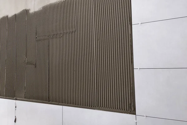 Instalación de azulejos cerámicos de pared en pegamento mortero . —  Fotos de Stock