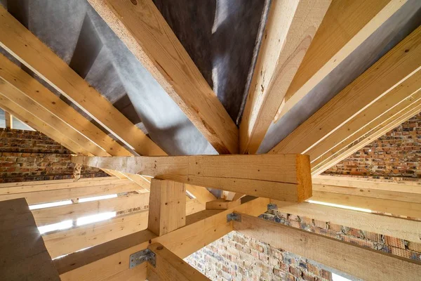 一座用木梁制成的在建建筑物的阁楼 — 图库照片