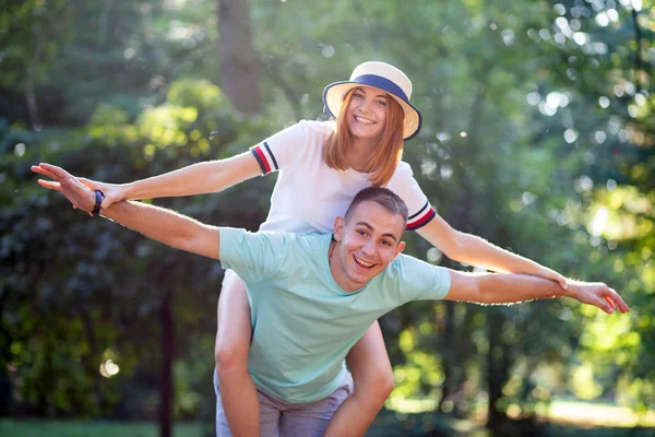 Feliz joven pareja novio y novia divirtiéndose al aire libre Fotos De Stock Sin Royalties Gratis