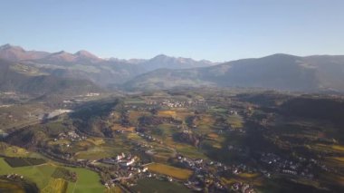 Hızlı hareket eden trafik ve kırsal yeşil manzaralı Avusturalya Alpleri 'nde otoban manzaralı otoban manzarası.