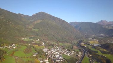 Hızlı hareket eden trafik ve kırsal yeşil manzaralı Avusturalya Alpleri 'nde otoban manzaralı otoban manzarası.