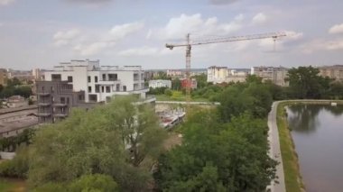 Vinç kulesinin ve inşaat halindeki konut binasının havadan görüntüsü.