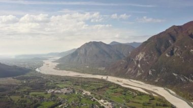 Kuzey İtalya 'daki küçük tarihi Venzone kasabasının hava manzarası. Eski binaların ve görkemli Alp dağlarının kırmızı kiremitli çatıları var..