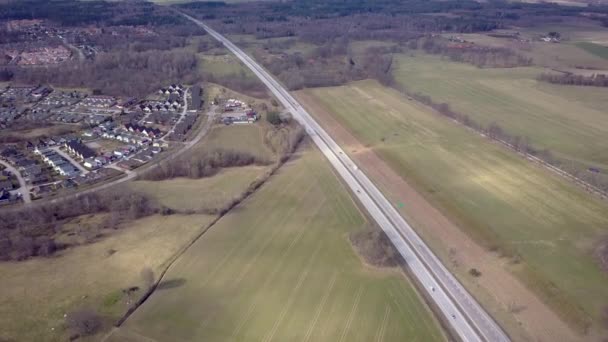 移動する交通車との高速道路の交差点の空中ビューのトップダウン — ストック動画