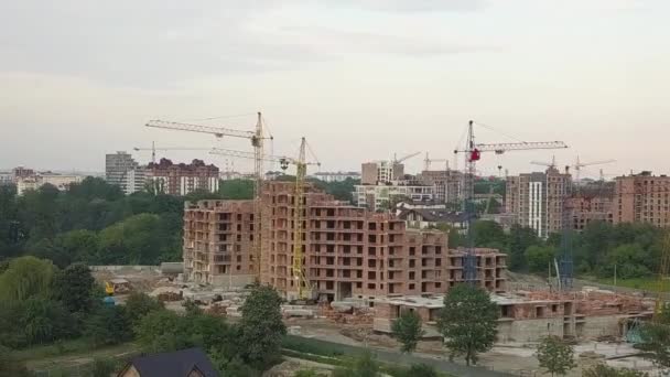 Vista Aérea Del Sitio Construcción Con Grúas Edificios Apartamentos Gran — Vídeos de Stock