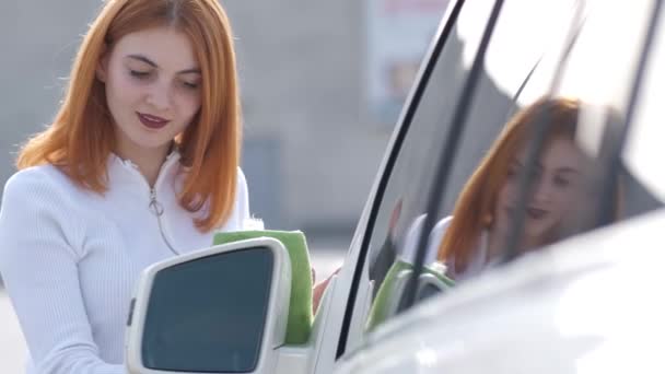 Mladá Žena Čištění Její Nové Auto Vyprání Mikrovláknitou Látkou — Stock video