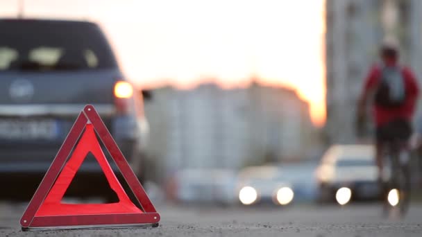 Червоний Знак Аварійної Зупинки Позаду Розбитого Автомобіля Блимаючими Вогнями Вечірньому — стокове відео