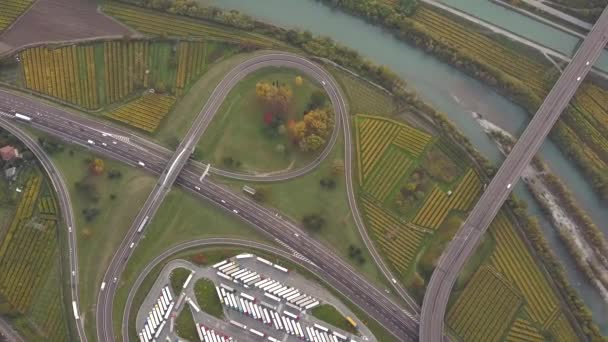 快速行驶的州际公路和停放卡车的停车场的空中俯瞰 — 图库视频影像