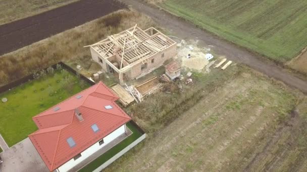 Vista Aérea Cima Para Baixo Duas Casas Particulares Uma Construção — Vídeo de Stock