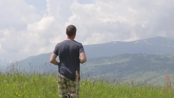 Giovane Turista Alzando Mani Gestione Vincitore Durante Escursioni Montagna Estive — Video Stock