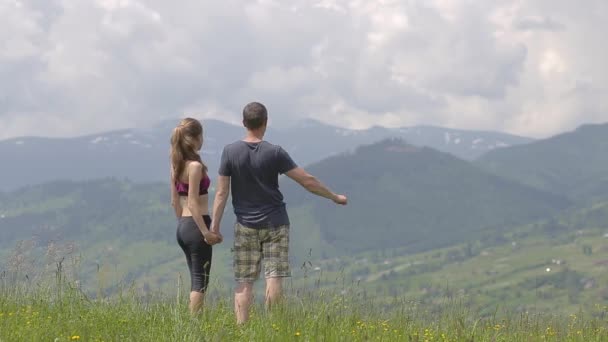 Jovem Casal Homem Mulher Correndo Livre Montanhas Verão — Vídeo de Stock