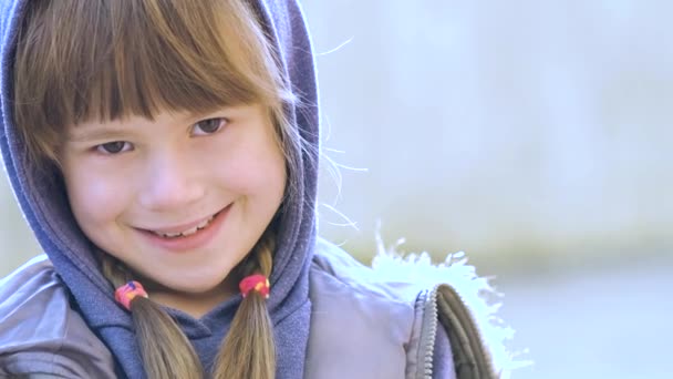 秋天户外穿着保暖衣服的快乐小女孩的画像 — 图库视频影像