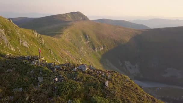 Túrázó Áll Tetején Sziklás Hegy Élvezi Csodálatos Kilátást Hegymászó Nézi — Stock videók