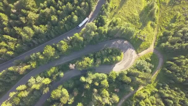 Flygfoto Slingrande Väg Med Klippning Bilar Och Lastbilar Höga Bergspass — Stockvideo