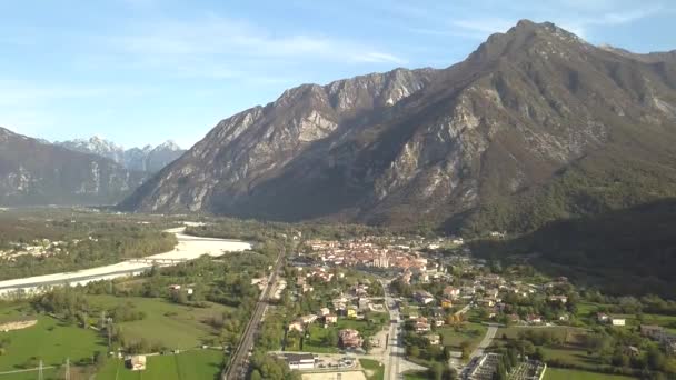 意大利北部一个历史名城Venzone的空中景观 它有红色的砖瓦屋顶和宏伟的阿尔卑斯山 — 图库视频影像