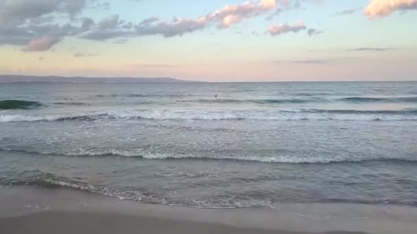 Luftaufnahme Einer Meeresoberfläche Mit Blauen Wasserwellen Unter Dem Himmel Bei — Stockvideo