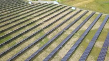 Güneş enerjisi santralinin havadan görüntüsü. Temiz ekolojik enerji üretmek için elektrik panelleri.