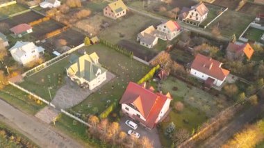 Konut evleri ve yeşil ağaçlarla dolu küçük bir kasaba ya da köyün havadan manzarası.