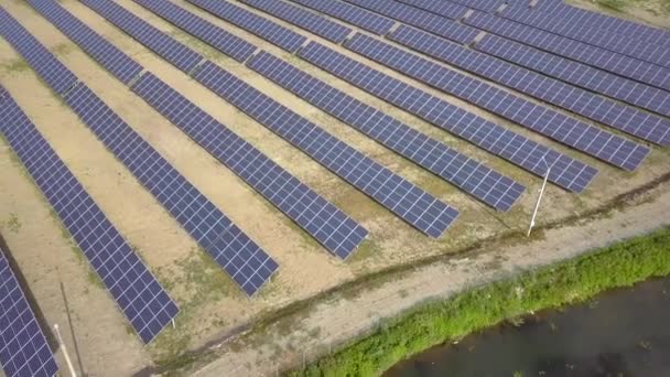 太陽光発電所の空中ビュー クリーンな生態エネルギーを生産するための電気パネル — ストック動画