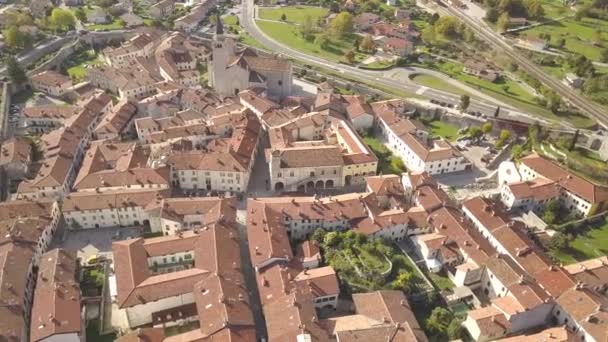 意大利北部一个历史名城Venzone的空中自上而下的景象 — 图库视频影像