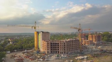 İnşaat alanının havadan görüntüsü. Bir şehirde vinçler ve yüksek katlı apartmanlar..