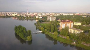 Ukrayna 'nın İvano-Frankivsk şehrinde büyük göl ve ada manzarası.