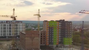 İnşaat alanının havadan görüntüsü. Bir şehirde vinçler ve yüksek katlı apartmanlar..