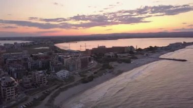 Gün batımında Karadeniz kıyısında yer alan Pomorie şehrinin hava manzarası. Birçok otel binası ve turistik altyapısı olan en iyi kumsal manzarası.