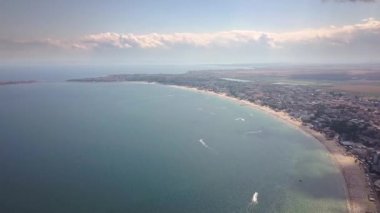 Karadeniz kıyısındaki Sunny Beach şehrinin hava manzarası. Birçok otel binası ve turistik altyapısı olan en iyi kumsal manzarası.