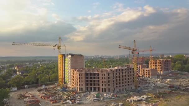 Vista Aérea Local Construção Com Guindastes Construção Prédios Apartamentos Arranha — Vídeo de Stock