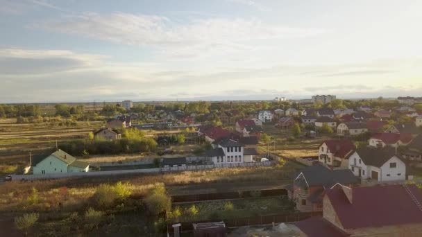 住宅街中の田園風景上から見た住宅街 — ストック動画