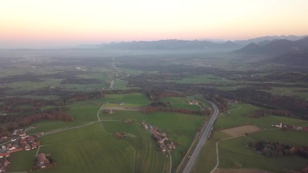 Letecký Pohled Dálniční Mezistátní Silnici Rychle Pohybujícím Provozem Evropě — Stock video