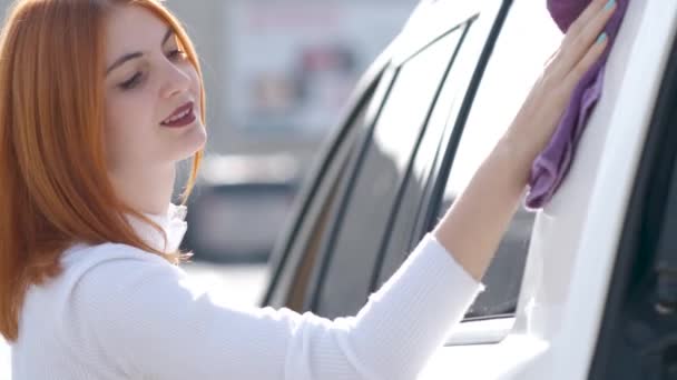 Jeune Femme Nettoyant Nouvelle Voiture Après Lavage Avec Chiffon Microfibre — Video