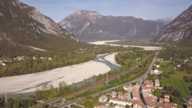 Kuzey İtalya 'daki küçük tarihi Venzone kasabasının hava manzarası. Eski binaların ve görkemli Alp dağlarının kırmızı kiremitli çatıları var..