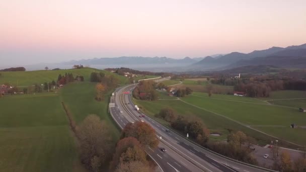 빠르게 움직이는 유럽의 도로와 도로를 공중에서 — 비디오
