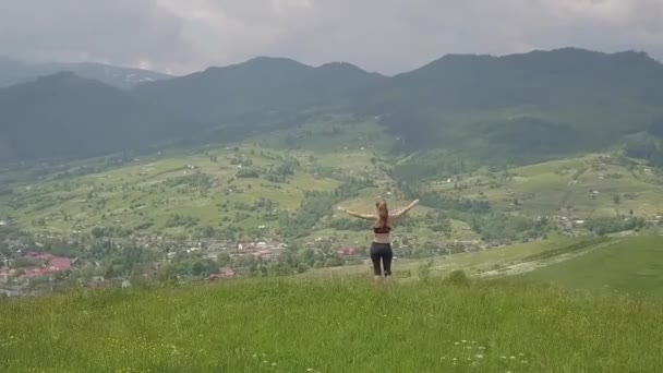 Mujer Joven Disfrutando Vista Montaña Día Verano Relajación Meditación Entorno — Vídeos de Stock