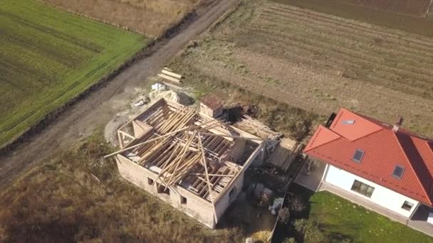 Vista Aérea Arriba Hacia Abajo Dos Casas Privadas Una Construcción — Vídeos de Stock