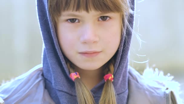 Πορτρέτο Του Κοριτσιού Ευτυχισμένη Παιδί Ζεστά Ρούχα Εξωτερικούς Χώρους Φθινόπωρο — Αρχείο Βίντεο