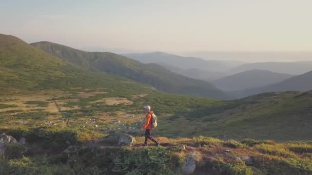 Turysta Plecakiem Pomarańczowym Płaszczu Chodzący Górskiej Ścieżce Karpatach — Wideo stockowe