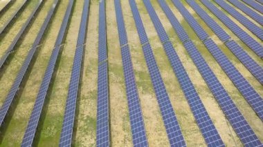 Güneş enerjisi santralinin havadan görüntüsü. Temiz ekolojik enerji üretmek için elektrik panelleri.