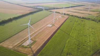 Rüzgar türbini jeneratörlerinin temiz ekolojik elektrik üreten hava görüntüsü.