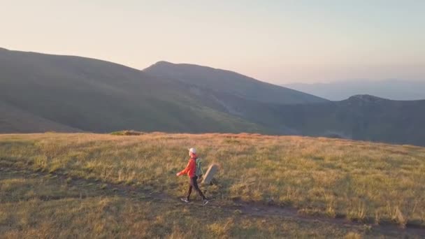 Turistvandrare Med Ryggsäck Promenader Bergsstig Karpaterna Man Turist Vandring Uppför — Stockvideo