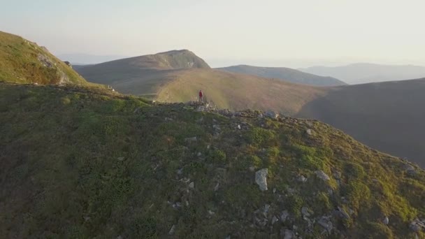 Turysta Stojący Szczycie Skalistej Góry Cieszący Się Wspaniałym Widokiem Alpinista — Wideo stockowe