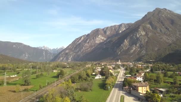 意大利北部一个历史名城Venzone的空中景观 它有红色的砖瓦屋顶和宏伟的阿尔卑斯山 — 图库视频影像