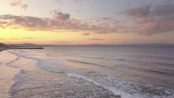 Вид Повітря Поверхню Моря Блакитними Хвилями Води Під Небом Заходу — стокове відео