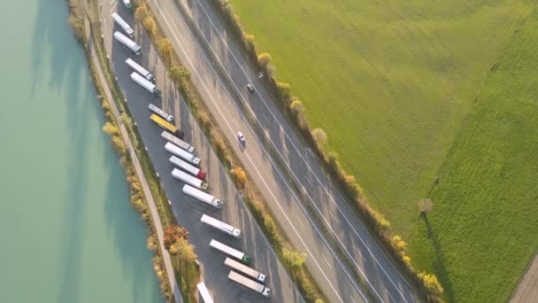 Otoban Yolunun Yukarıdan Aşağı Manzaralı Hızlı Giden Trafiği Park Yerini — Stok video